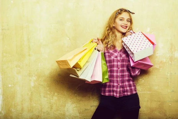 Feliz chica bonita con bolsas de compras de colores en las manos —  Fotos de Stock