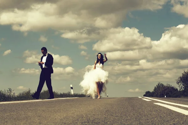 Szczęśliwa para ślub na drodze — Zdjęcie stockowe