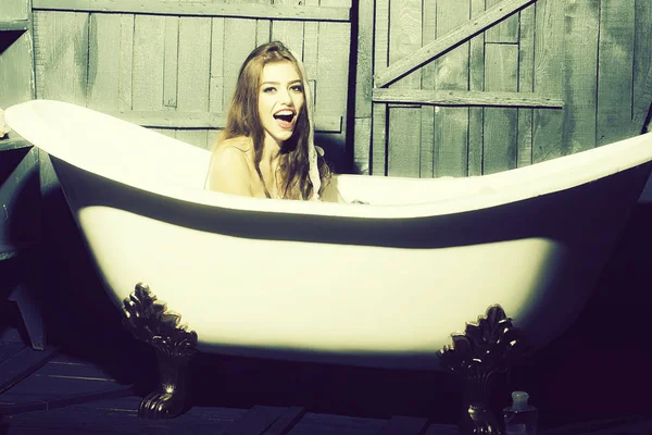 Nevetve nő bath-ban — Stock Fotó