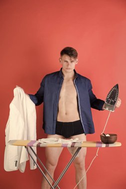 Demir adam Ütü giysilerle