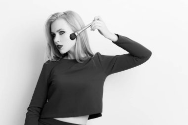 Yüzünde makyaj uygulamak toz fırçası ile model