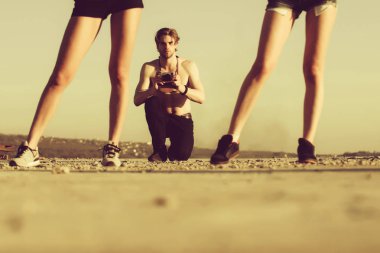 Yakışıklı kaslı elinde retro kamera ile