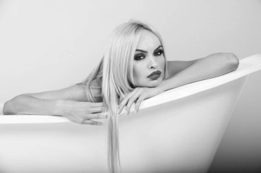 seksi kadın veya genç kız ile banyo küvet beyaz renk