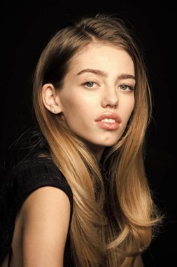 Moda model poz izole üzerinde siyah arka plan.