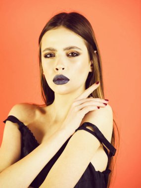 Kız güzel saç modeli ile siyah makyaj vardır