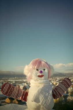 Kardan adam pembe peruk, eldiven ve atkı.