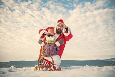 Heyecanlı hipster kırmızı xmas kostümünün içinde bağırarak