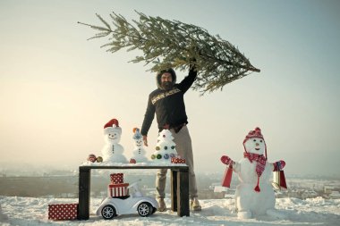 Mutlu adam mavi gökyüzü Xmas ağacı yetiştirme