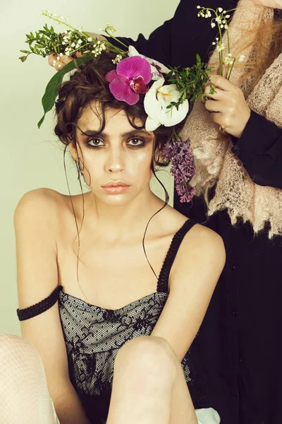 Vrouw om brunette haar gestyled met Lentebloemen — Stockfoto