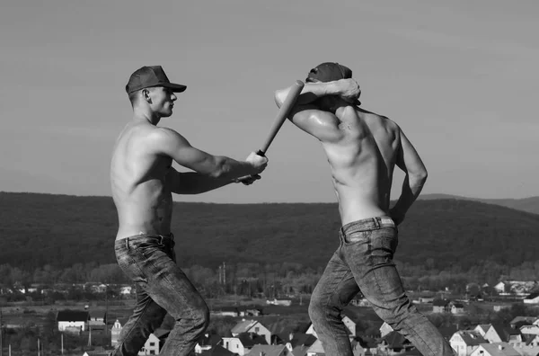 Atletas fortes com torsos atléticos lutando com bastão de beisebol — Fotografia de Stock