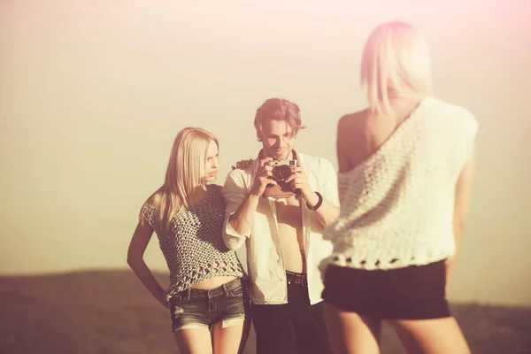 Jongeren van man en vrouw in de zomer of lente — Stockfoto