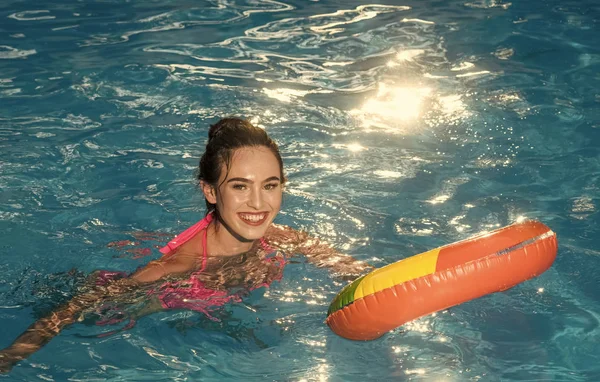 Spa lüks yüzme havuzunda rahatlayın. mutlu şehvetli kadın Havuzda rahatlayın