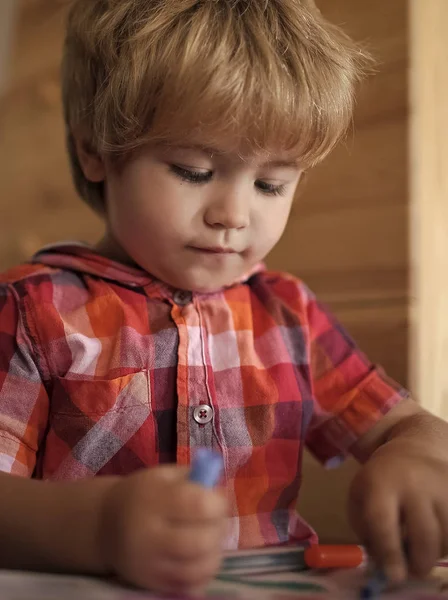 Μικρό αγόρι παιδί σχεδίασης με πολύχρωμα μαρκαδόρο. — Φωτογραφία Αρχείου
