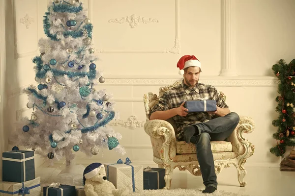 Père Noël barbu homme au sapin de Noël bleu . — Photo