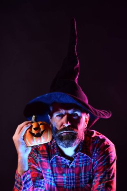 Adam kabak ile oynamak ve tedavi. Mutlu baba magik kitap Cadılar Bayramı zemin üzerine. Sihirli şapka. Tatil halloween baba için komik karnaval kostümleri ile. Kabak ile poz iskelet.