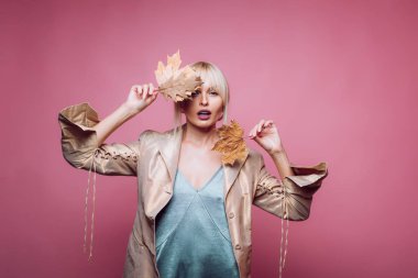 Kasım arka plan. Eylül Merhaba. Benim sayfasını ziyaret edin. Siyah Cuma satışı. Sonbahar kopya spaceautumn eğilim ve sonbahar vogue. Kasım arka plan. Mutlu gülümseyen kadın. Sonbahar giyim.