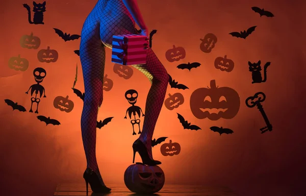 Feiertag-Halloween mit lustigen Karnevalskostümen auf einem Halloween-Hintergrund. Die beliebtesten Süßigkeiten zu Halloween. Hexenhut. Hintergrund für Halloween dekoriert. — Stockfoto
