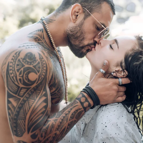 Çıplak kadın ve genç adam. Şehvetli bir öpücük. Tutku ve tensel dokunma. Duygusal ve samimi an severlerin kavramının. Orgazm kavramı. Güzel bayan ve erkek erotik poz.