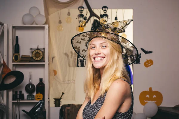 Fond décoré pour Halloween. Robes d'Halloween, costumes de sorcières et chapeaux de sorcières. Joyeux Halloween. Bonne femme souriante sur fond d'Halloween. Bonnes fêtes Autocollants . — Photo