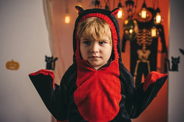 Los niños juegan con calabazas y golosinas. 31 de octubre. Felices citas y dichos de Halloween. Sombrero de bruja. Bruja de Halloween con una calabaza tallada y luces mágicas en un bosque oscuro. Feliz Halloween Pegatinas . — Foto de Stock