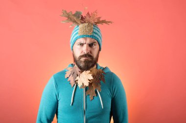 Kasım arka plan. Eylül Merhaba. Model yüz. Sonbahar yaprakları. Benim sayfasını ziyaret edin. Sonbahar giyim. Yağmur ve şemsiye Kasım kavramı