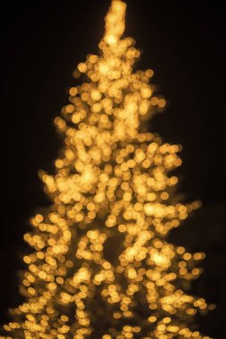 Çelenk dekorasyon ve aydınlatma, arka plan bulanık.