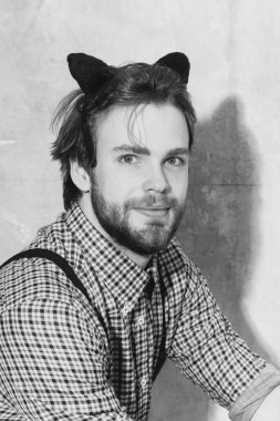 Adam siyah kedi kulak bandı kafasına ile poz