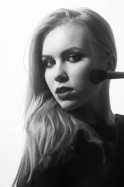 Kırmızı dudaklar toz yüz fırça ile uygulayarak kadınla