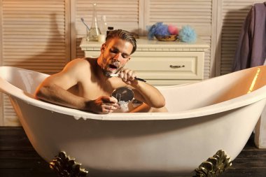 Hijyen rutin, sakallı adam tıraş sakal saç küvet içinde