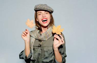 Siyah Cuma satışı. Marka logosu. Sonbahar yaprakları. Benim sayfasını ziyaret edin. Dijital reklam. Mutlu gülümseyen kadın. Sonbahar yaprakları Festivali. Reklam Ajansı. Metniniz için yer.