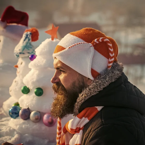 Mann mit Hut und Schal am Wintertag — Stockfoto