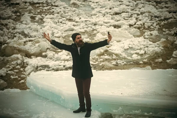 Sakallı adam olun selfie fotoğraf, buz Bloğu. — Stok fotoğraf