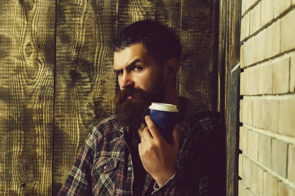 Homme debout avec tasse en plastique bleu dans le coin — Photo