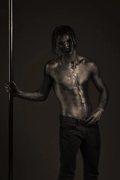 Macho con pecho desnudo, atleta, deportista realizando movimientos de pole dance . — Foto de Stock