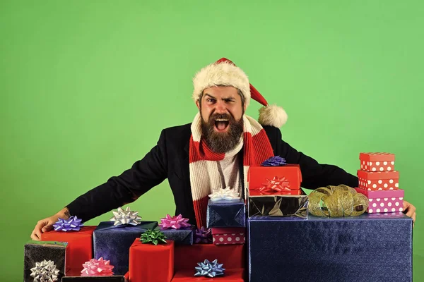 Santa claus skäggig man i mössa och halsduk — Stockfoto