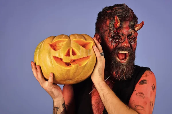 Halloween satan lächelnd mit Jack o Laterne — Stockfoto