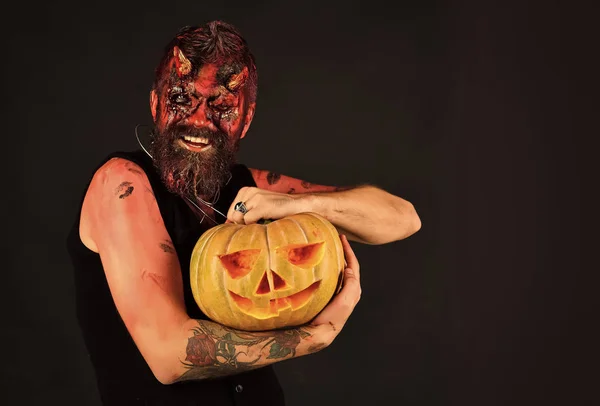 Halloween satan lächelnd mit Jack o Laterne — Stockfoto
