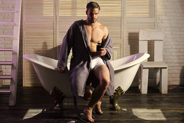 Bărbat cu sticlă de parfum în baie — Fotografie, imagine de stoc