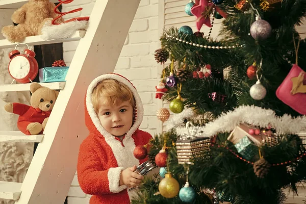 Ano Novo pequeno menino no brinquedo de decoração . — Fotografia de Stock