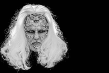 İblis kafası gri saçlı siyah izole