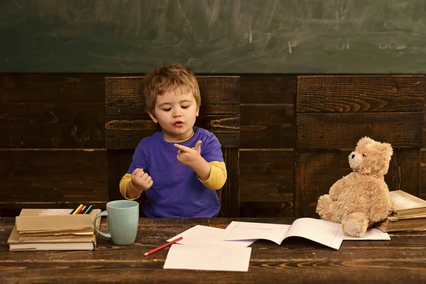 Un bambino piccolo che impara a contare. Aggiunta di numeri con le mani. Lezione di matematica all'asilo — Foto Stock
