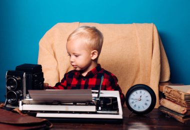 Kitle iletişim araçları muhabir office içinde işte. Küçük gazeteci basın ve medya yayın hazırlamak