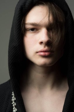 yalnız hissediyorum. şık adam yalnız hissediyorum. Genç çocuk yalnız hissi. dalgın ve yalnız hissediyor.