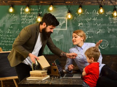 Lise üniversite öğrencilerin eğitim kavramı, koçluk öğrenme iş planlaması konferans eğitim ve sınıf eğitim kavramları içinde birlikte okuma, Öğretmen Ders başlıyor,