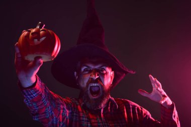 Cadılar Bayramı hipster kabak tutan Sihirbazı şapkalı