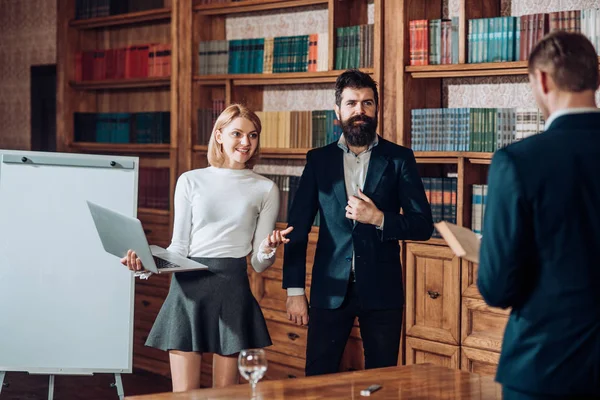 Koncepcja grupy. Grupa młodych biznesmenów działają i komunikują się ze sobą. Grupa studentów w bibliotece Uniwersyteckiej. Focus group. Pasjonuje ich projektu — Zdjęcie stockowe