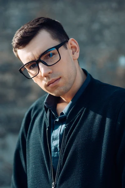 Retrato del hombre con gafas y mirando a la cámara al aire libre. Hombre con gafas sintiéndose seguro. Primer plano de hombre de negocios —  Fotos de Stock