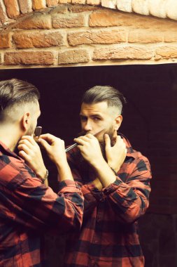 Aynanın yanında jileti olan adam.