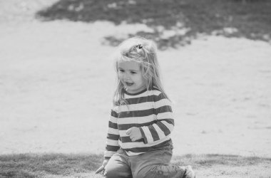 Cennet gibi güneşli gün ile sarı saçlı çocuk