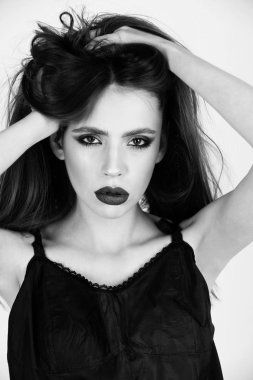 siyah dudak, moda makyaj ve uzun saçlı seksi kadınla